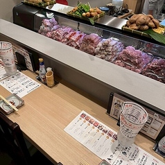 カウンター席は調理風景を眺めながらのんびりお食事できる特等席。おひとり様もどうぞお気軽にお立ち寄りください。