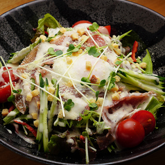 生ハムシーザーサラダ 温泉卵乗せ