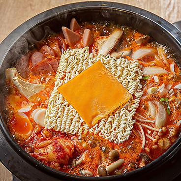 韓国料理 bibim’ KITTE博多店の雰囲気1