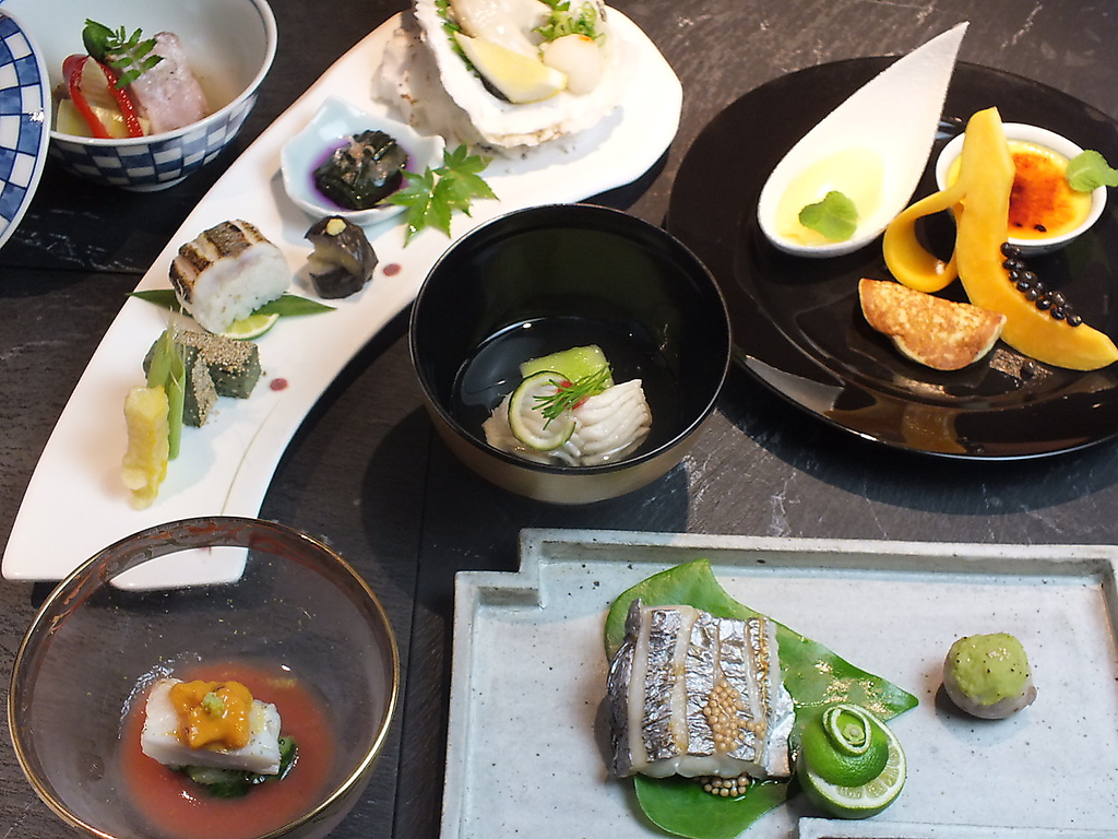 【1階】では月替わり会席のみを提供。旬の食材を職人達が丁寧に芸術的な一皿に仕上げています