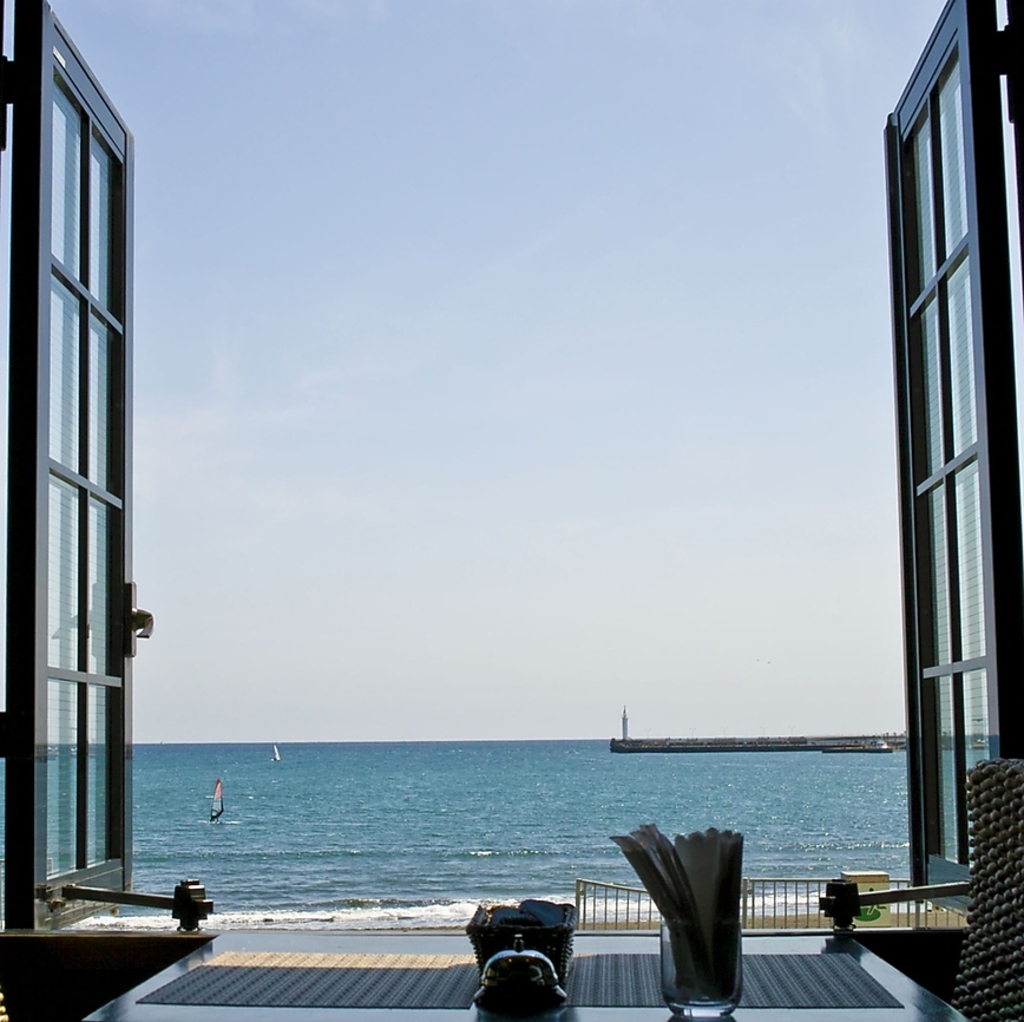 窓の外に広がる湘南・江ノ島の絶景♪