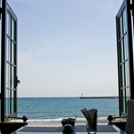 窓の外に広がる湘南・江ノ島の絶景♪