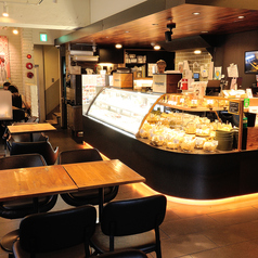 大人の雰囲気漂うおしゃれな雰囲気の店内には、2階のお席もご用意しております。友人や知人などとのご利用にも最適です。