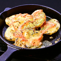 アツアツの鉄板焼き。お酒との相性も◎