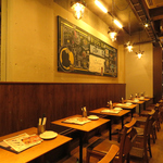 店内は木のあたたかみのある空間。大きな黒板にはおすすめがたくさん！