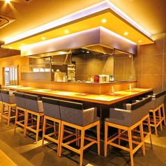 和庭園を思わせるような店内空間がかまどかの自慢のひとつ！ソファー席、テーブル個室、カウンター席と多種多様なお席をご用意しております。中には人気の高いお席もございますので、ご宴会の予定がお決まりになりましたら、お早めのご予約がおすすめです♪