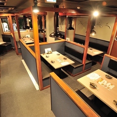 【2名様～4名様】ゆったりくつろげるお席。ほどよいプライベート感があり様々なシーンでご利用いただけます。