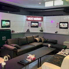 大人数で座れるソファー席です