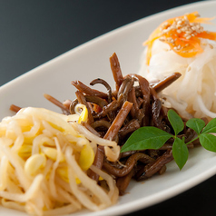 ナムル盛合せ（もやし・ほうれん草・ぜんまい）