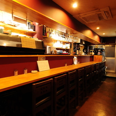 カウンターで肩を並べて、1人や2人でしっぽりと。仕事帰りにサクッと一杯、自分のペースで楽しめる温かな雰囲気です。店主が市場で厳選した鮮魚や酒の進む逸品料理を肴に。気兼ねなく過ごせる空間で、素材の良さを活かした手作りの味を心ゆくまで。今日一日の締めくくりに、旬の味覚と心地よい時間をぜひお楽しみください。