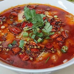 唐辛子と花椒の風味豊かな魚肉の四川風煮込み「水煮魚」