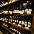 店内は行ってすぐに約40種類の自然派ワインが並ぶワインセラーがございます。