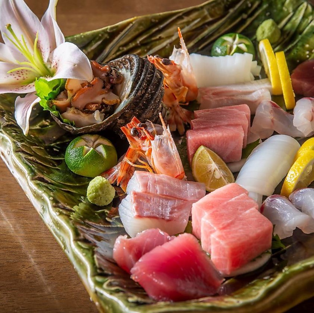 刺身盛りは季節の旬魚を余す所なく味わえる…時期モノの為、値段が前後する場合がございます。