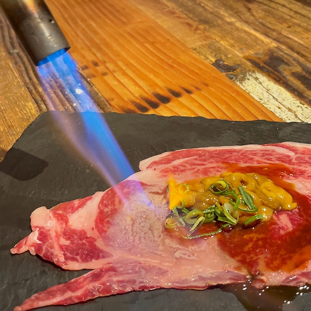 当店の名物その3★大判炙りロース卵黄のせ★インスタ映え間違いなしの人気メニュー！味も絶品です♪