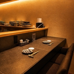ライブ感あふれるカウンター席は2名様利用に最適。目の前で調理の臨場感を楽しみながら、熟成魚や海鮮料理、日本酒との贅沢な時間をお過ごしください。