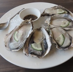 海に来たら生牡蠣は必須ですよね！新鮮で美味しい生カキは1個からご注文いただけます