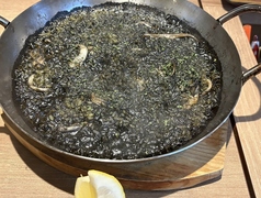 牡蠣とイカのイカスミパエリア