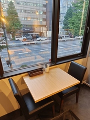 心地よい空間の店内には、ゆったり過ごせるテーブル席をご用意しております。コワーキングスペースとしてもご利用いただける当店は2名様からお席のご予約も可能です。イベントや団体様でのご利用など様々なシーンで快適なお時間をお過ごしていただけます。どうぞお気軽にお立ち寄りください。ご来店お待ちしております！