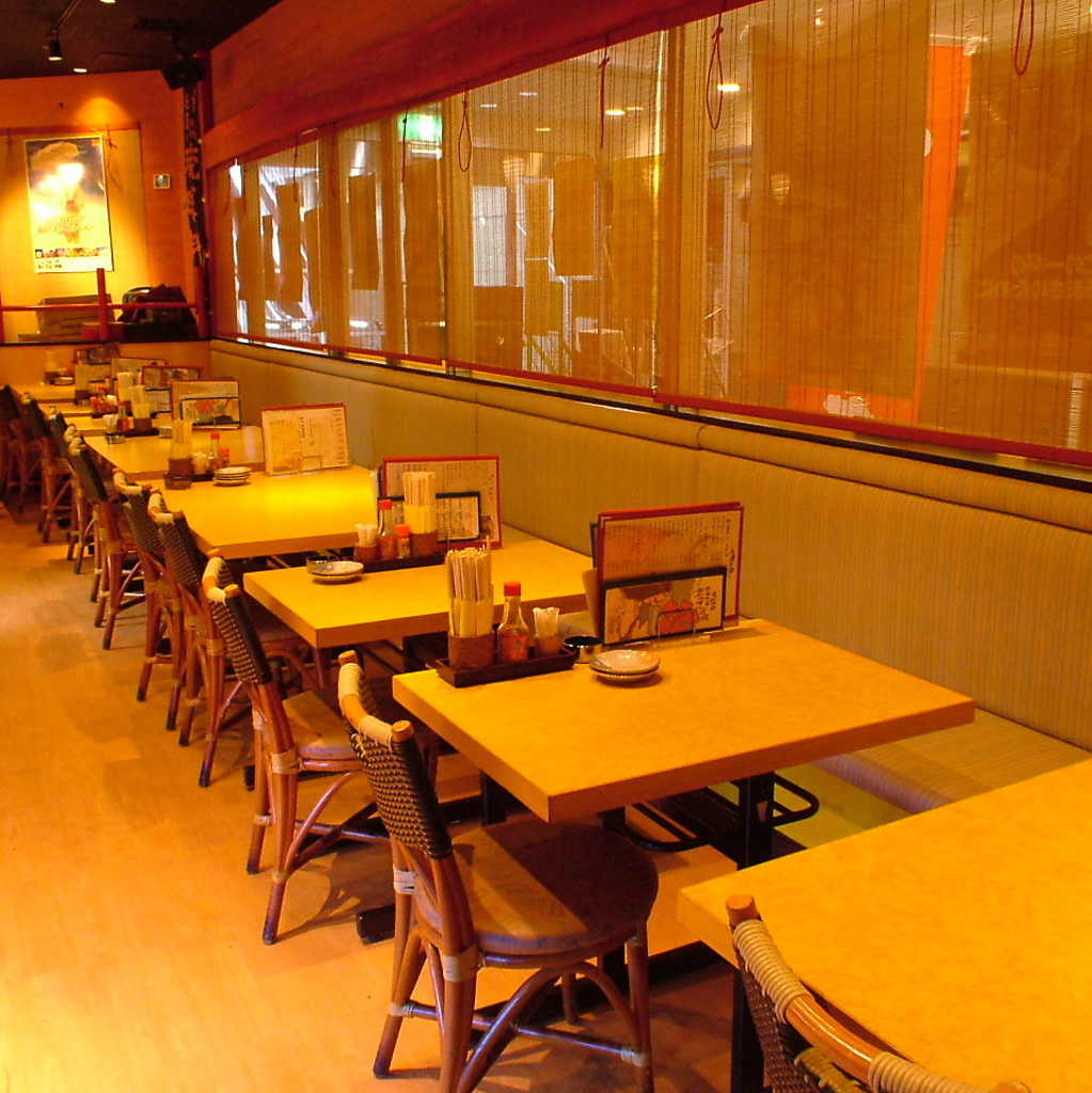 普段は4名テーブル毎に配置しておりますが…