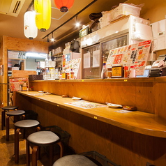 【お一人様も大歓迎】亀有駅近くの鶏料理専門店『とりいちず酒場』では、お一人様でサクッと飲むのに最適なカウンター席も完備しています。