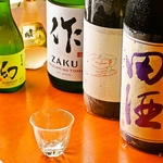日本酒は各地のものを厳選して仕入れております。飲み切りボトルや日本酒飲み比べセットもおすすめ◎