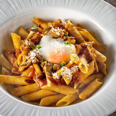 いろいろなキノコと温泉卵のペンネ