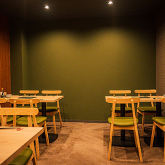 様々なシーンでご利用いただける4人テーブル。繋げて団体様でのご利用も可能です。