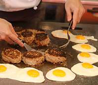 秘伝の手ごねと火入れで作り上げる特製ハンバーグ