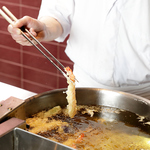 お客様の目の前で調理する「ライブキッチン」登場！出来立ての温かいお料理を是非お楽しみください。