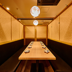 間接照明と和の装飾の数々が洗練された大人な空間を演出しております!扉付き完全個室となっておりますので周りを気にせずお楽しみいただけますよ!当店でゆっくりと羽を伸ばしてご寛ぎくださいませ♪(赤羽/個室/牛タン/焼き鳥/肉寿司/鮮魚/飲み放題/デート/20時以降/記念日/誕生日/接待/宴会/女子会/人気/飲み屋)