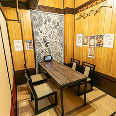 1階 5名の個室が4部屋ございます。