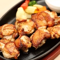 料理メニュー写真 桜姫鶏のギリシャ風　串焼き～アンデスの紅塩で～