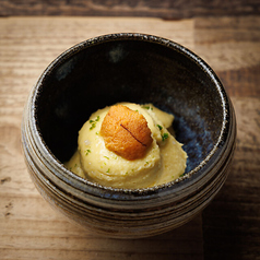 【名物の一品】一口食べれば感動が広がる！とうもろこしのムースと生雲丹660円(税込)の写真