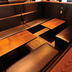 リラックスした雰囲気のソファー席では、ゆったりとした時間を楽しむことができます。心地よいクッションが、くつろぎの空間を演出します。