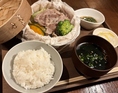 豚肉と野菜の蒸籠蒸し！香味タレ、ごまだれを付けてお召し上がりください！
