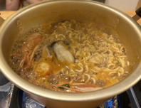 〆のラーメンは牡蠣とエビのエキスたっぷり！