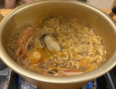 〆のラーメンは牡蠣とエビのエキスたっぷり！