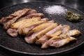 料理メニュー写真&nbsp;親鳥の炭火たたき(もも、ロース)