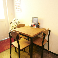 2名かけのテーブル席は、デートやご友人とのお食事にぴったりなスペースです。落ち着いた雰囲気の中で、リラックスしながらお互いの会話を楽しむことができます。美味しい料理を囲み、特別なひと時をお過ごしください♪