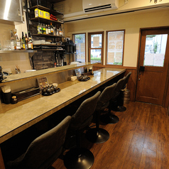 1階にはカウンターのお席を5席ご用意しております。お一人様でのお食事やランチなどお気軽にお食事いただけます。