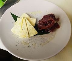 馬肉の生ハム チーズと一緒に