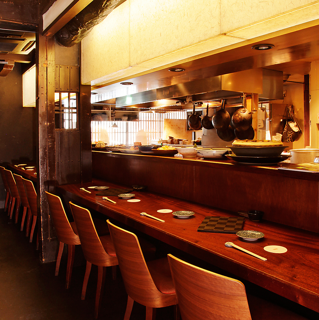 烏丸駅徒歩3分の好立地♪町家の雰囲気のこだわりの空間♪旬の食材をお楽しみ頂ける逸品の数々・・・