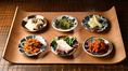 。「沖縄豆皿盛り合わせ」は、入荷したての新鮮な「海ぶどう」や、「じーまーみー豆腐」「島らっきょう」など、沖縄ならではの前菜を4～6種類盛り付けてご提供。