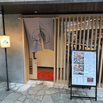 まるで赤羽にあるお店ではないような雰囲気の店構え…