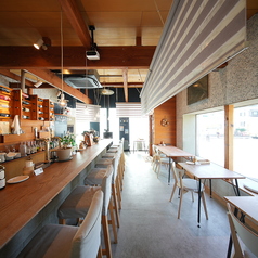 24名様向け宴会スペースのご用意もございます。アットホームな雰囲気の中で、親しい友人や家族と楽しい時間を過ごせます。落ち着いたインテリアとゆったりしたレイアウトが、リラックスした会話を楽しむのにぴったり。料理やドリンクも充実しており、特別な日を心温まるひとときに演出します。楽しい集まりをお楽しみ下さい