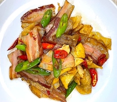 自家製●肉炒芋皮 /干し豚肉とサツマイモ粉のピり辛炒め※●＝月へんに右は昔　月昔で一文字