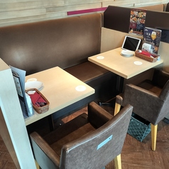 【テーブル席】ソファー席でゆったりとくつろげます♪