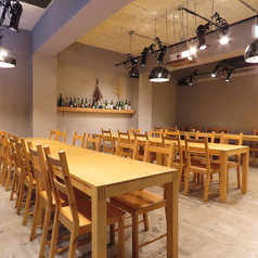 当店では、10名様からの貸切が可能で、最大40名様までご利用いただけます。広々とした2階のスペースは、友人や家族との特別なイベントなどに最適です。ぬくもりを感じる木製テーブルと明るい照明が、心地よい雰囲気を演出し、プライベート感を大切にした空間で、思い出に残るひとときをお過ごしいただけます。