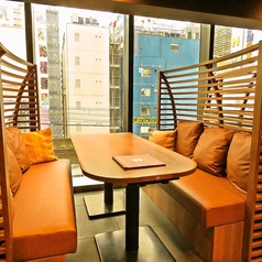 個室は2名様～ご用意！周りに気兼ねなくお寛ぎ頂けるよう少人数様からご利用いただける個室や、団体様でのご宴会におすすめなお席など、お客様にとって最適なお席をご用意しております。居酒屋で宴会をするならかまどかで決まり！