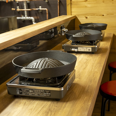 デートにも最適なカウンター席は、2人だけの会話を存分に楽しめる席。特別なひとときを演出する落ち着いた空間です。